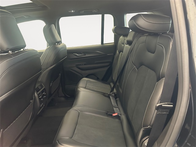 2025 Jeep Grand Cherokee Altitude photo 10
