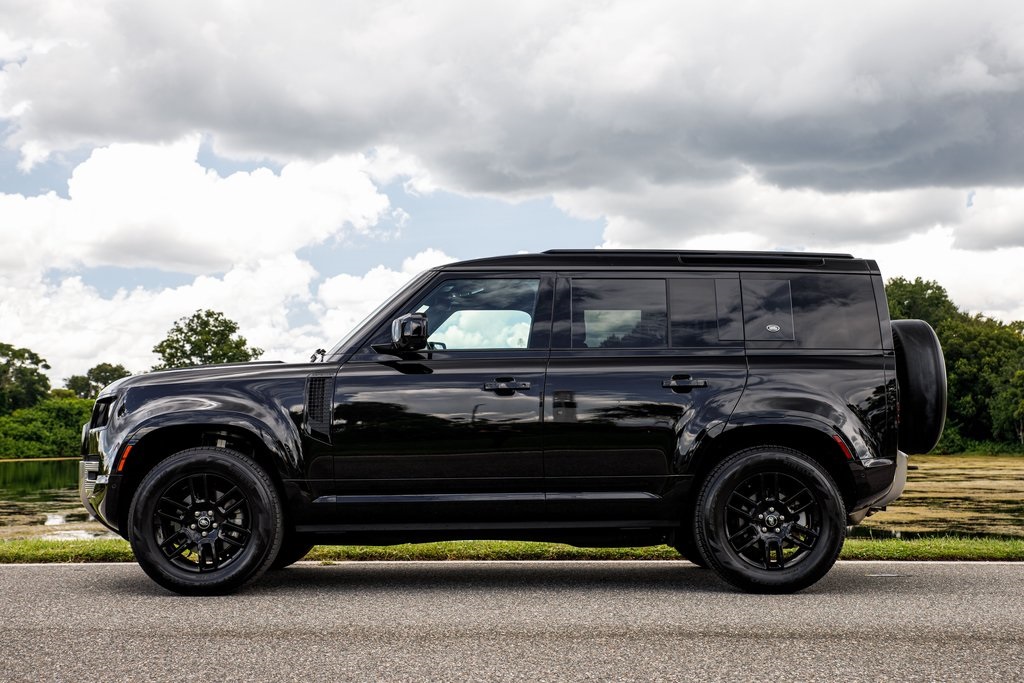 2023 Land Rover Defender 110 S photo 4