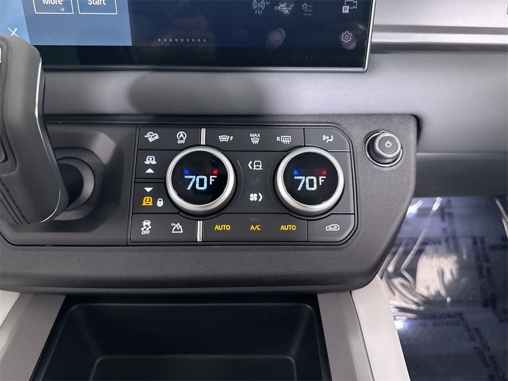 2025 Land Rover Defender 110 V8 photo 14