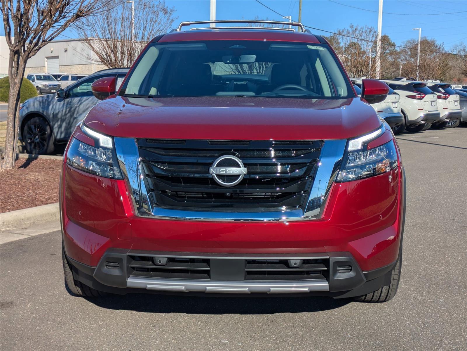 2025 Nissan Pathfinder Platinum photo 2