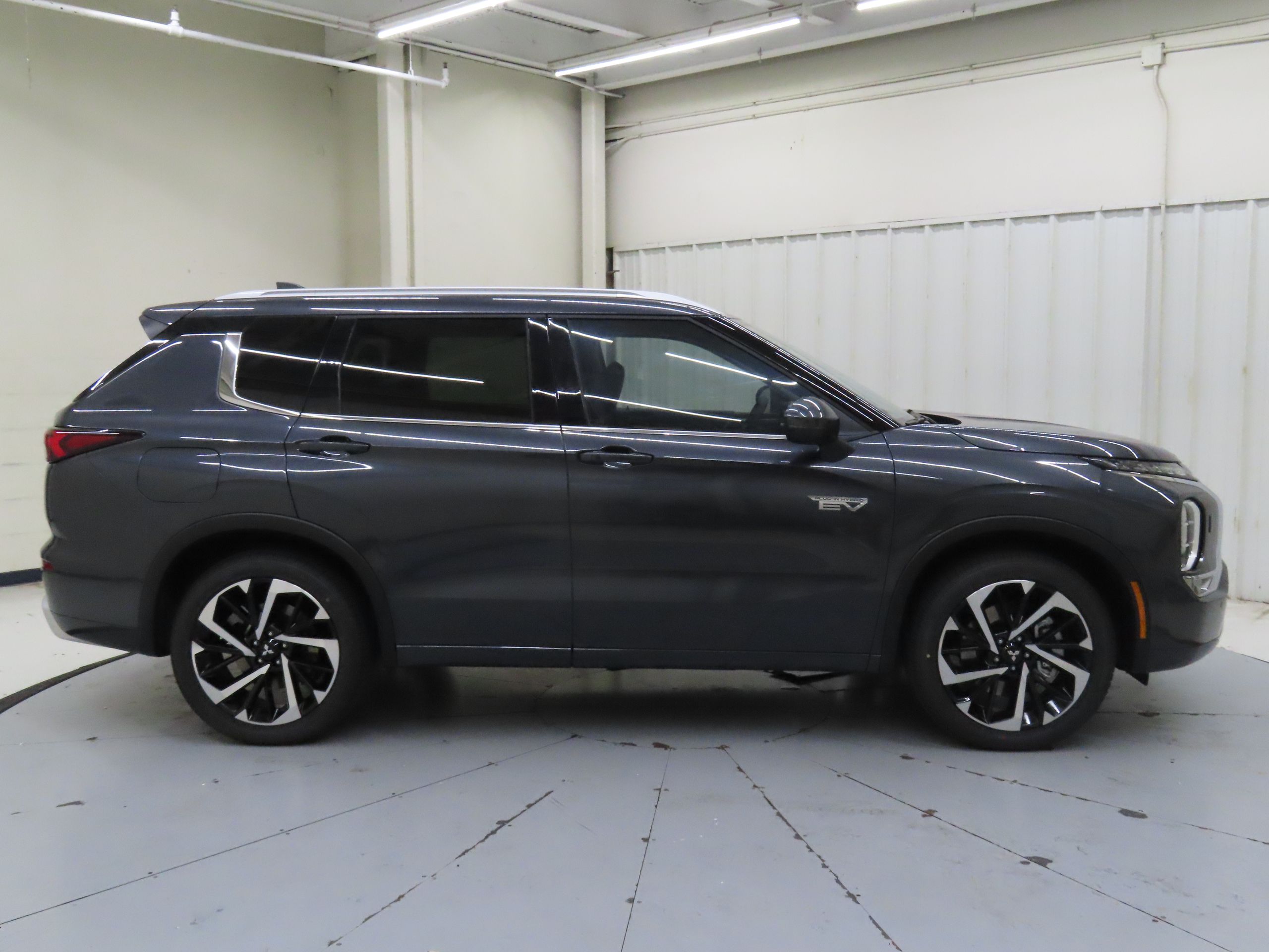 2025 Mitsubishi Outlander PHEV SEL photo 2