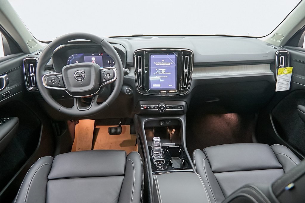 2025 VOLVO XC40 - Image 17