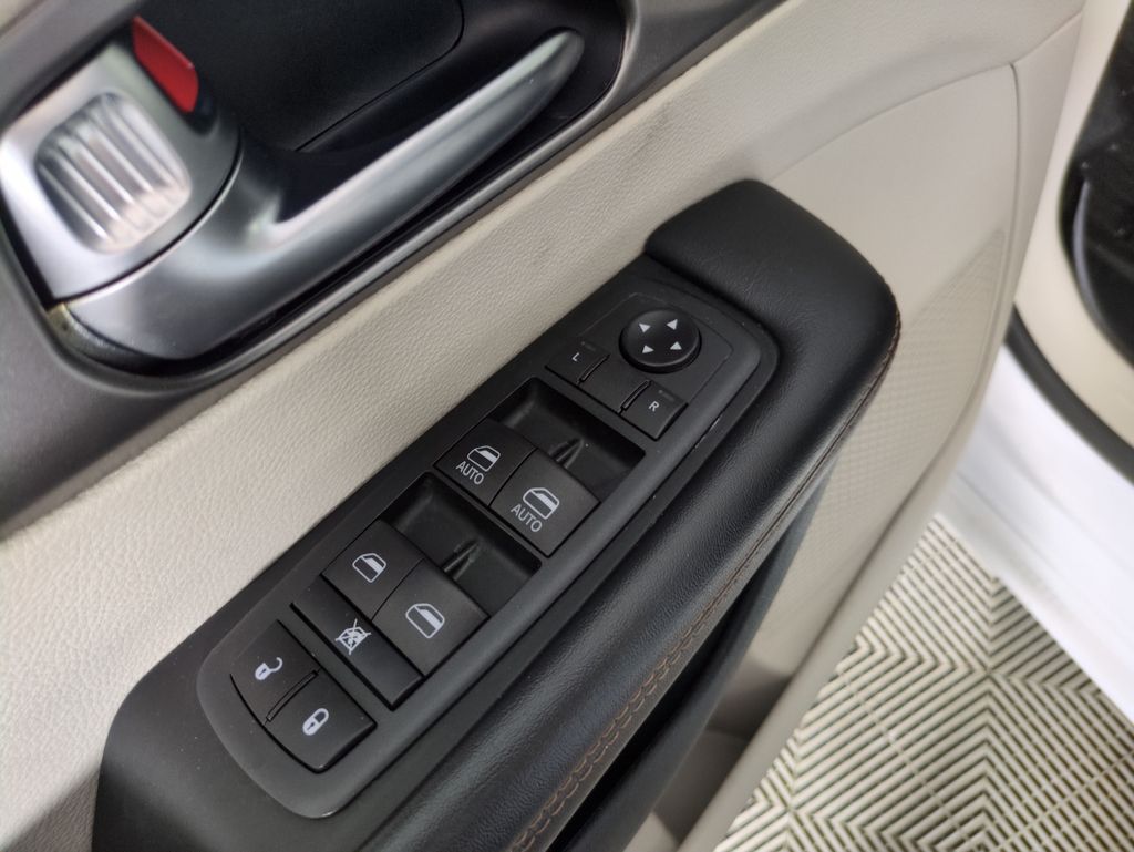 2020 Chrysler Pacifica Touring photo 10