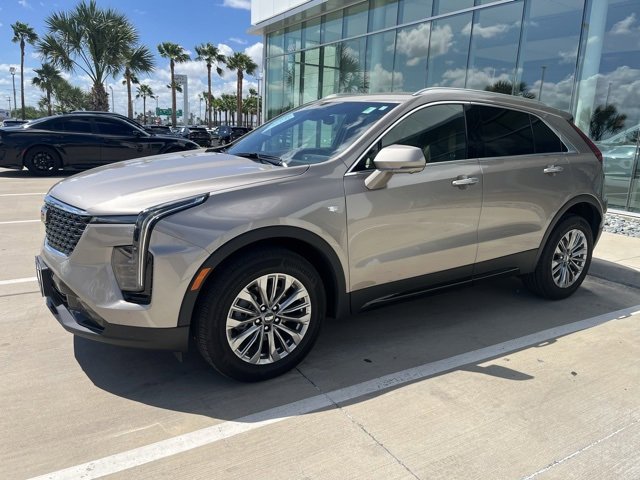 2025 Cadillac XT4 Premium Luxury photo 2