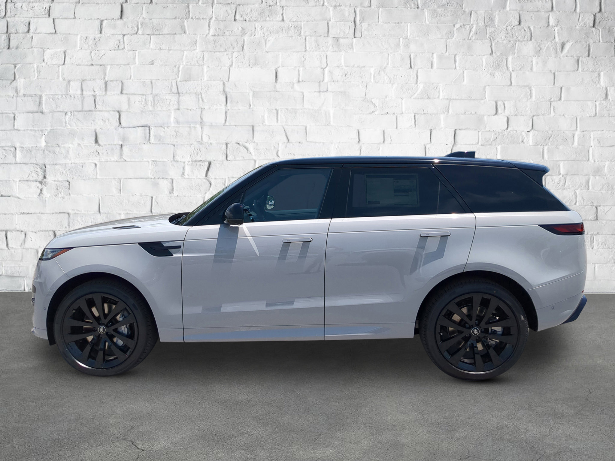 2025 Land Rover Range Rover Sport SE photo 3