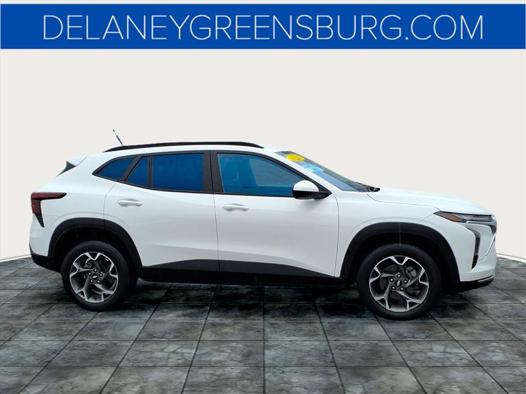 2024 Chevrolet Trax LT photo 2