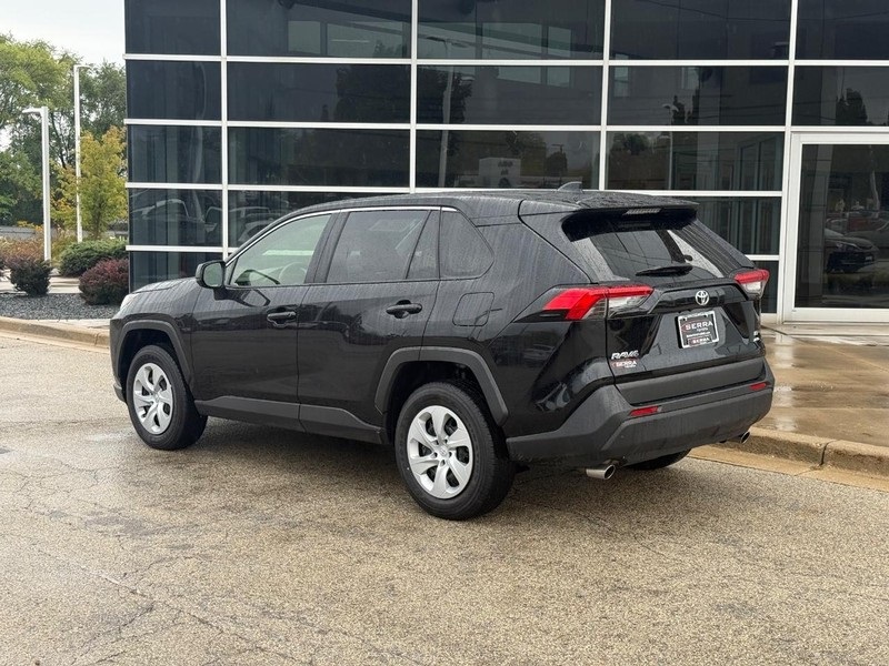 2025 Toyota RAV4 LE photo 4