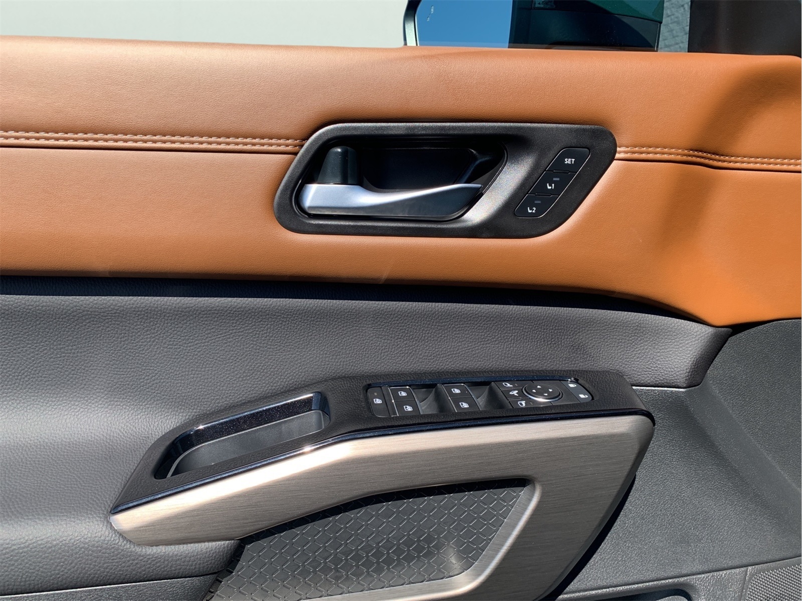 2025 Nissan Pathfinder Platinum photo 8
