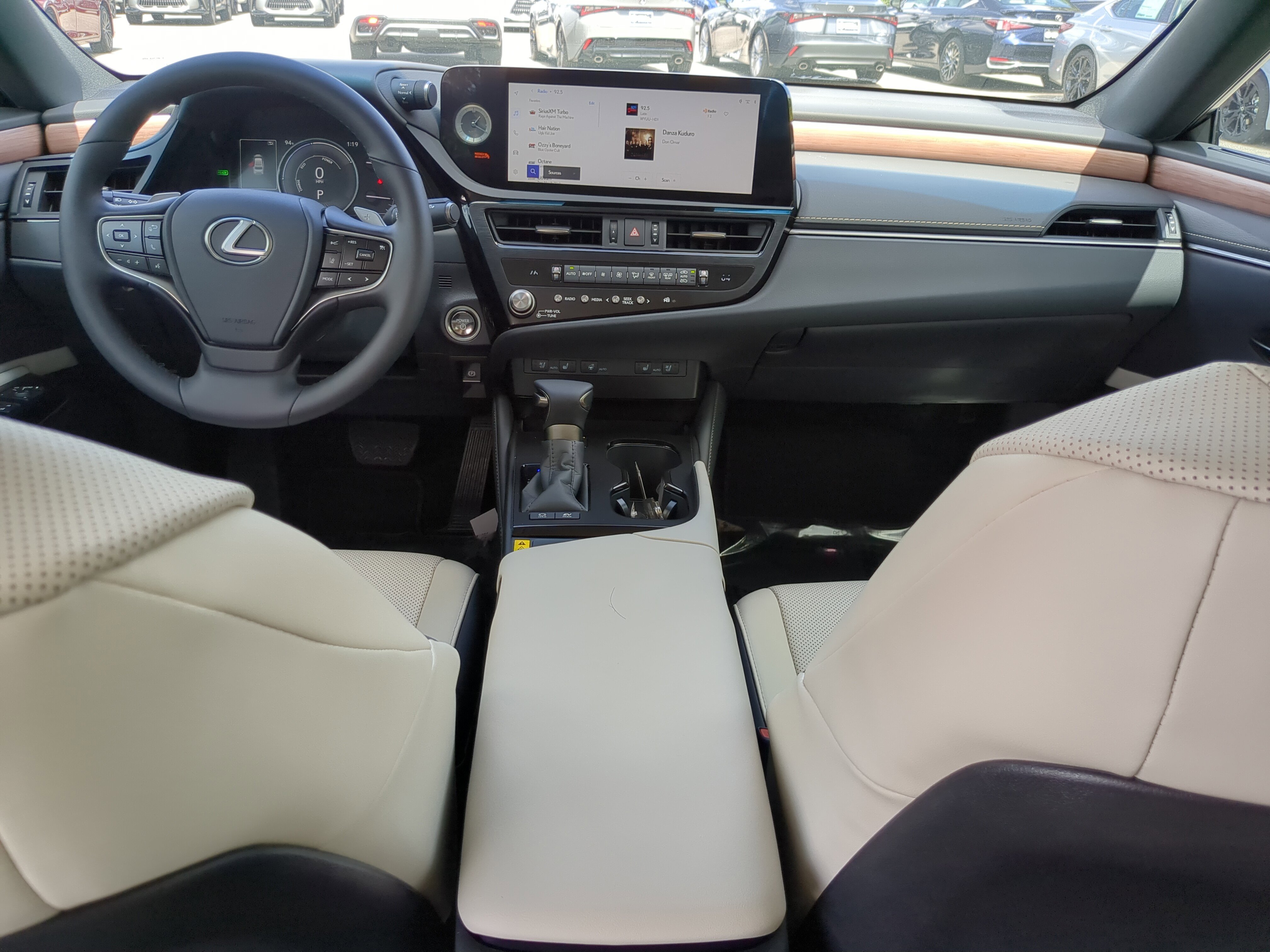 2025 Lexus ES 300h photo 11