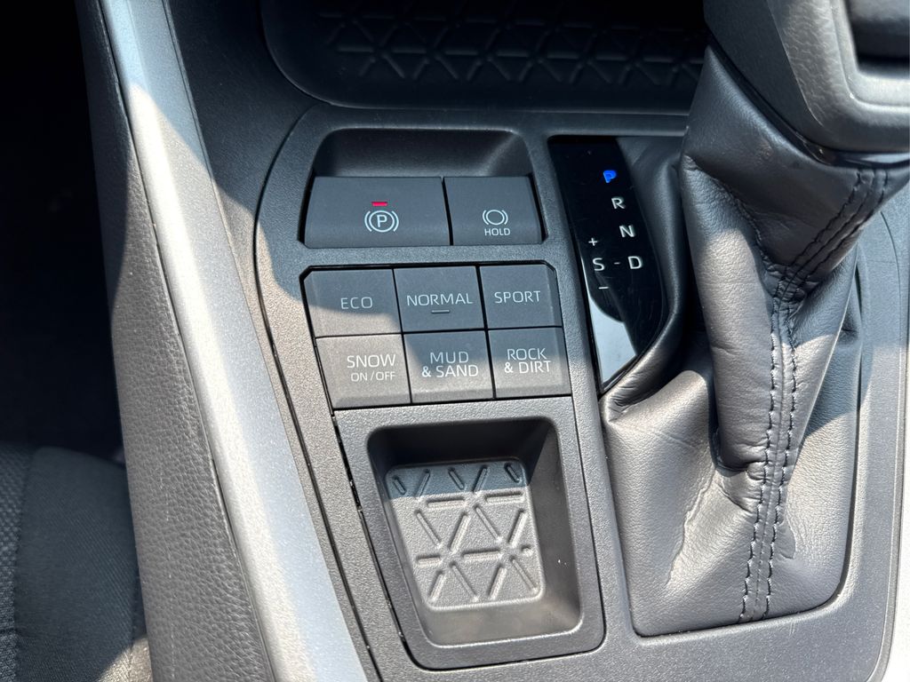 2025 Toyota RAV4 XLE photo 30