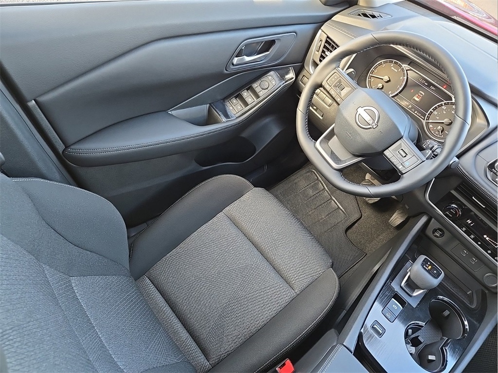 2025 Nissan Rogue SV photo 18