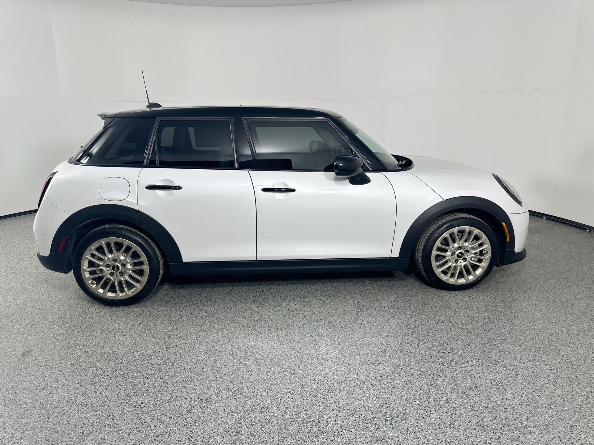 2025 Mini Cooper 4 Door Hardtop Iconic photo 3