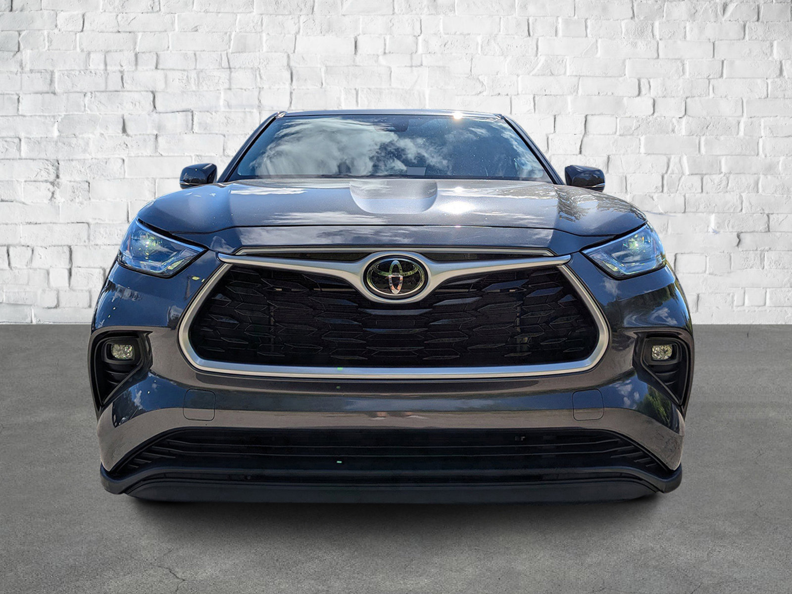 2022 Toyota Highlander LE photo 2