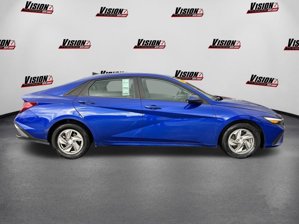 2024 Hyundai Elantra SE photo 4