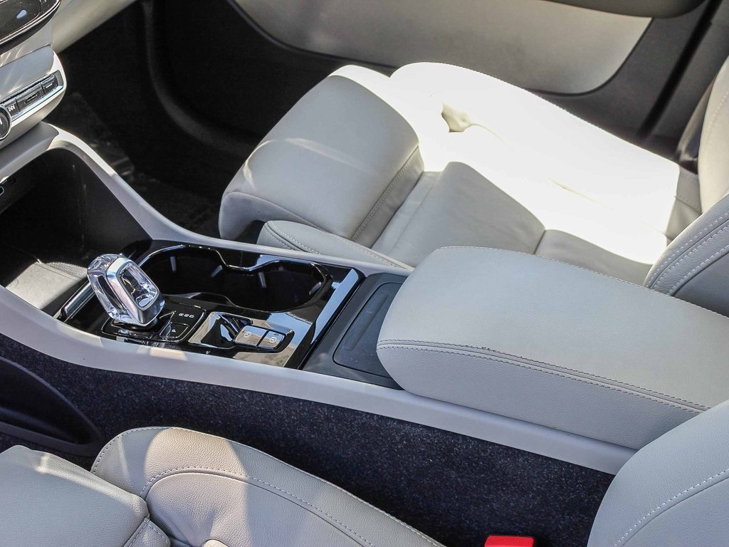 2023 Volvo XC40 Plus photo 20
