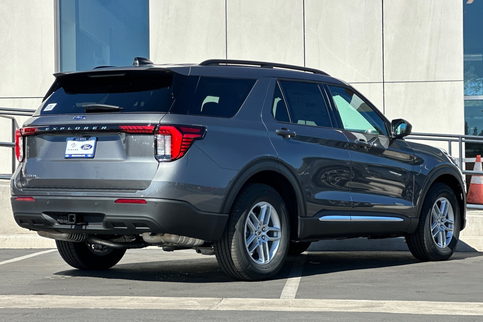 2025 Ford Explorer photo 3