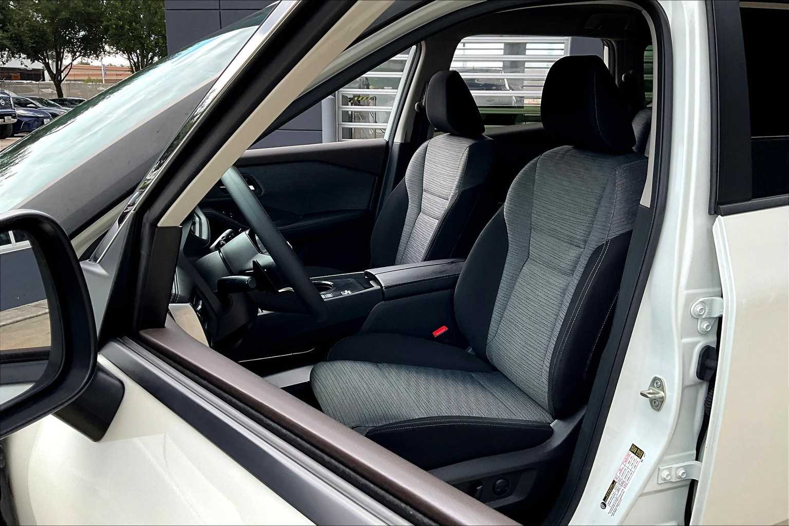 2023 Nissan Rogue SV photo 7