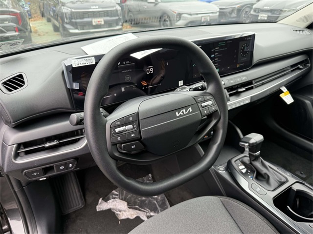 2025 Kia K4 LXS photo 2
