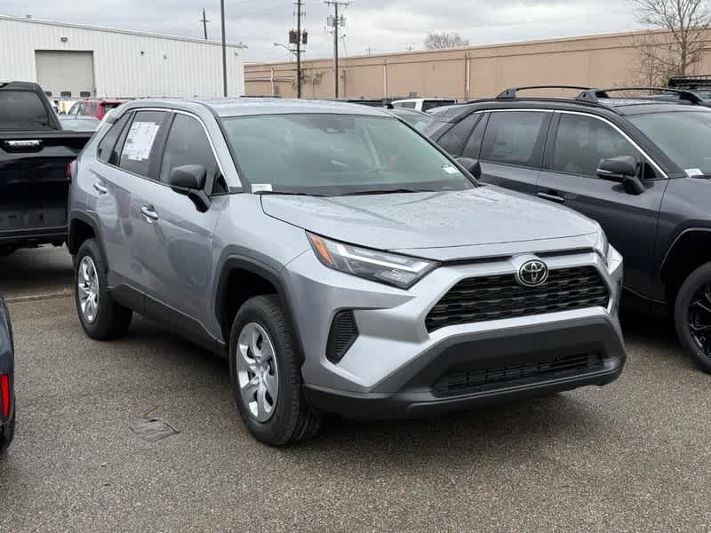 2025 Toyota RAV4 LE's photo