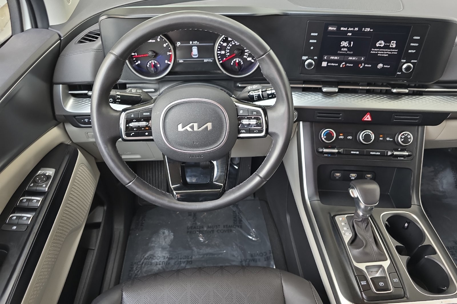 2024 Kia Carnival LX photo 13
