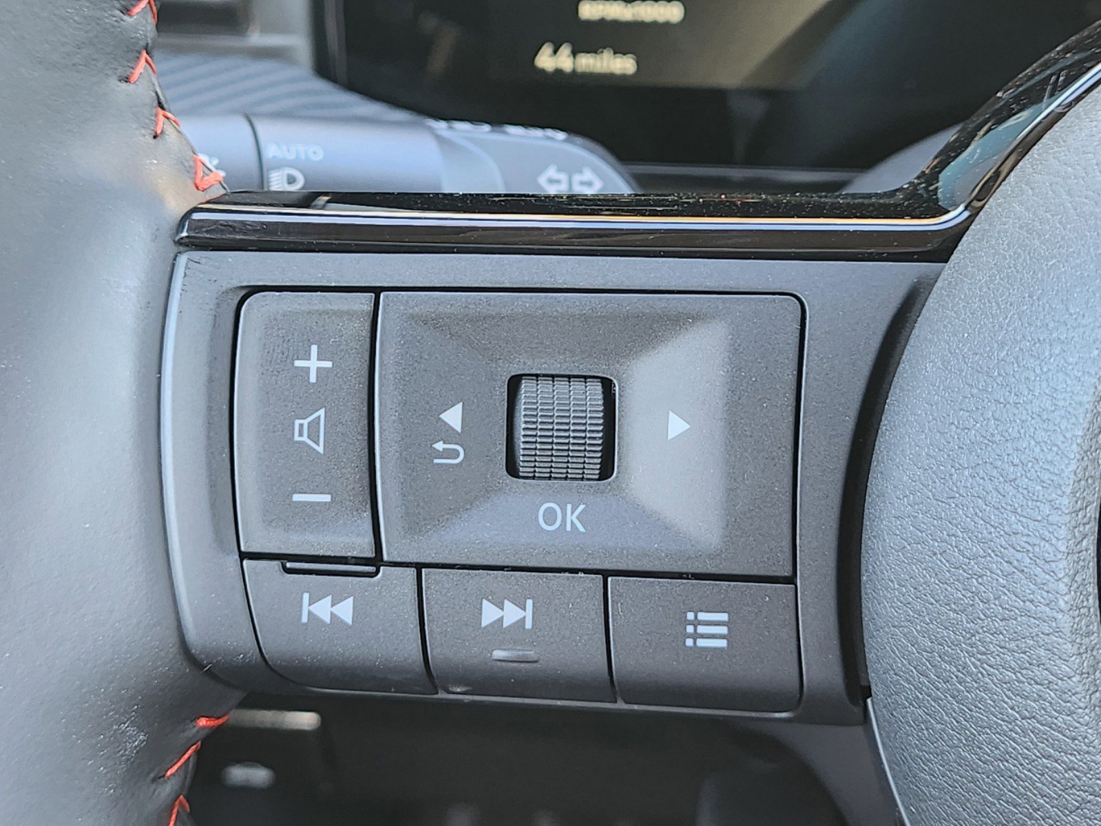 2025 Nissan Kicks SR photo 14