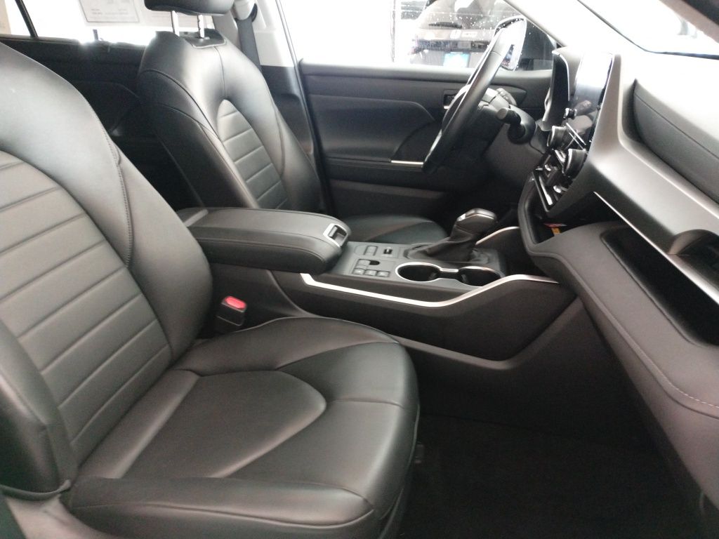 2024 Toyota Highlander XLE photo 17