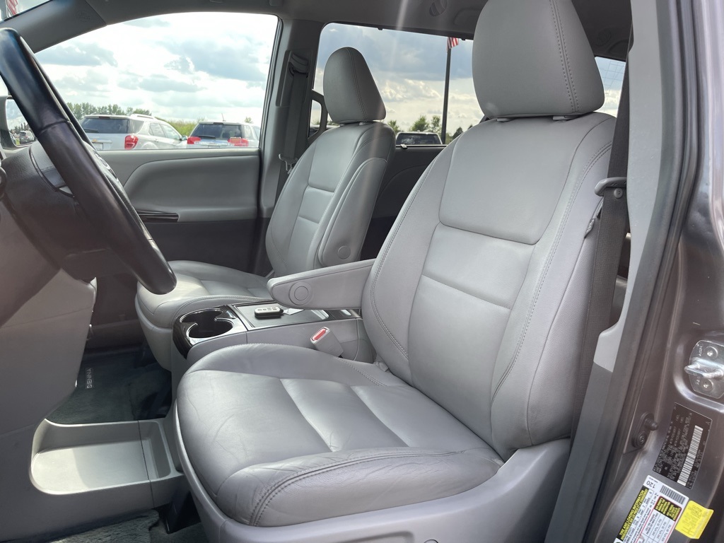 2017 Toyota Sienna XLE photo 21