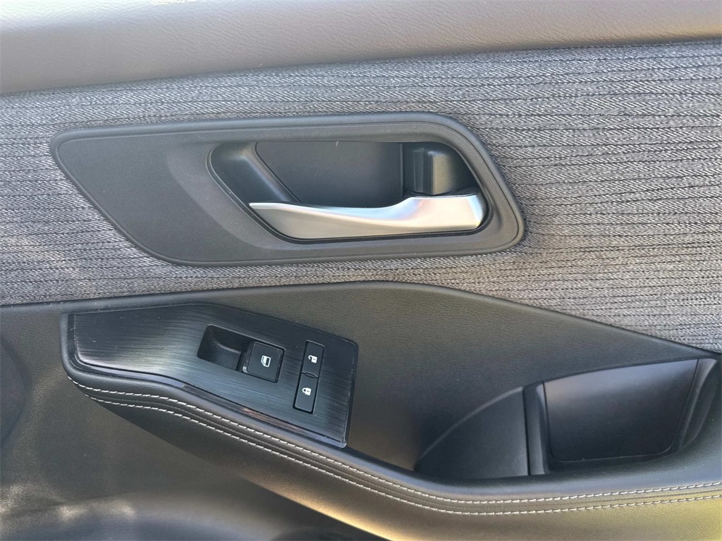 2023 Nissan Rogue SV photo 13