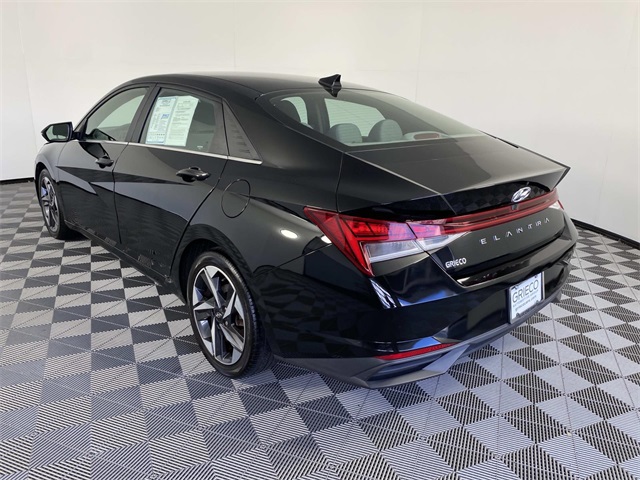2022 Hyundai Elantra SEL photo 5