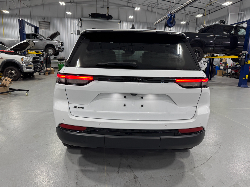 2023 Jeep Grand Cherokee Laredo Altitude photo 7