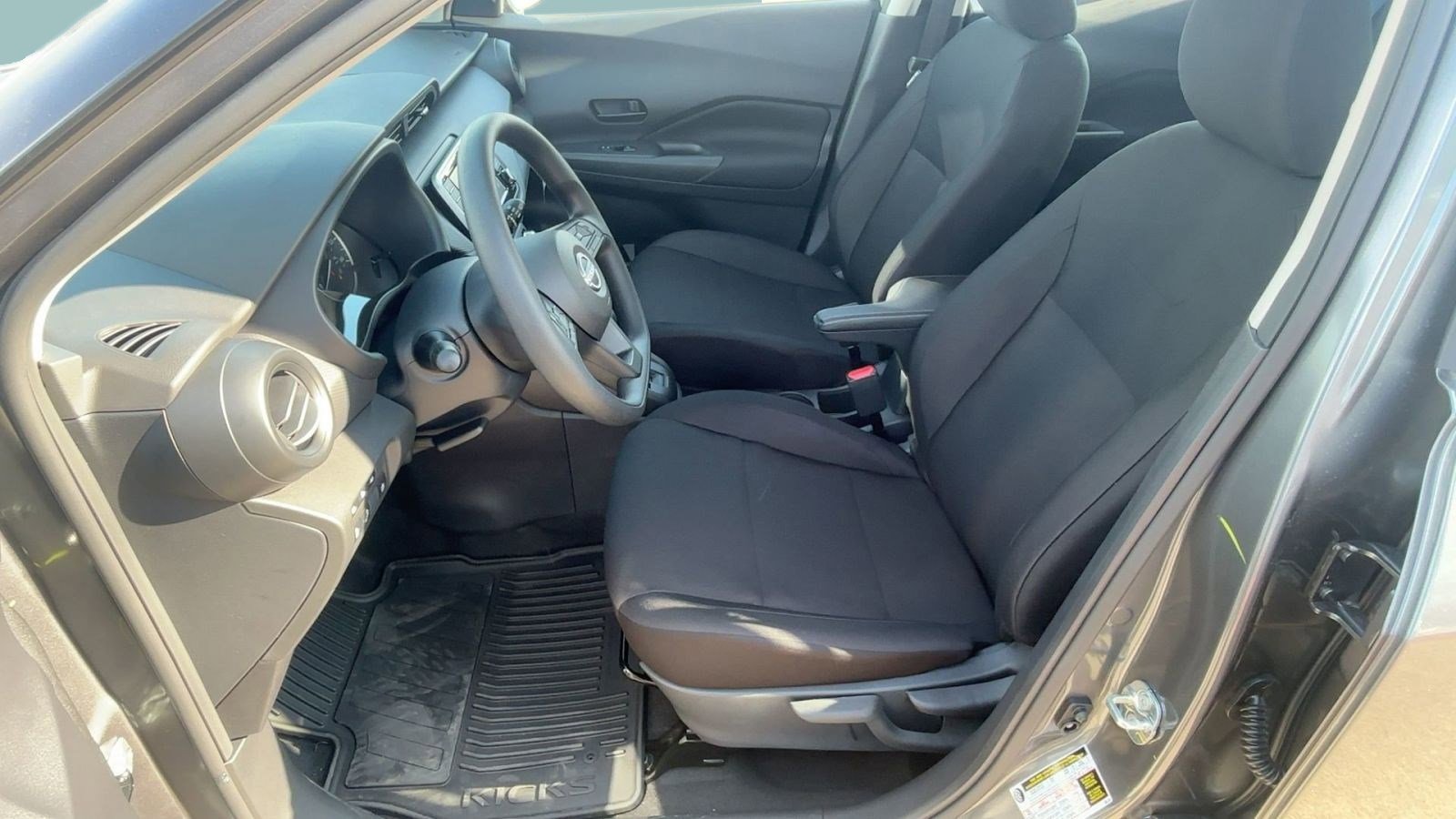 2025 Nissan Kicks Play S photo 5
