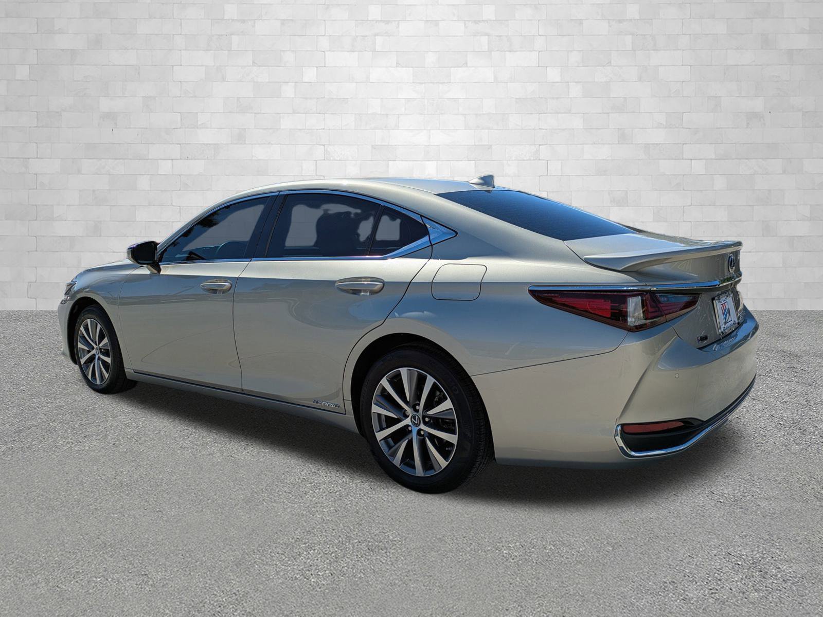 2021 Lexus ES 300h photo 4
