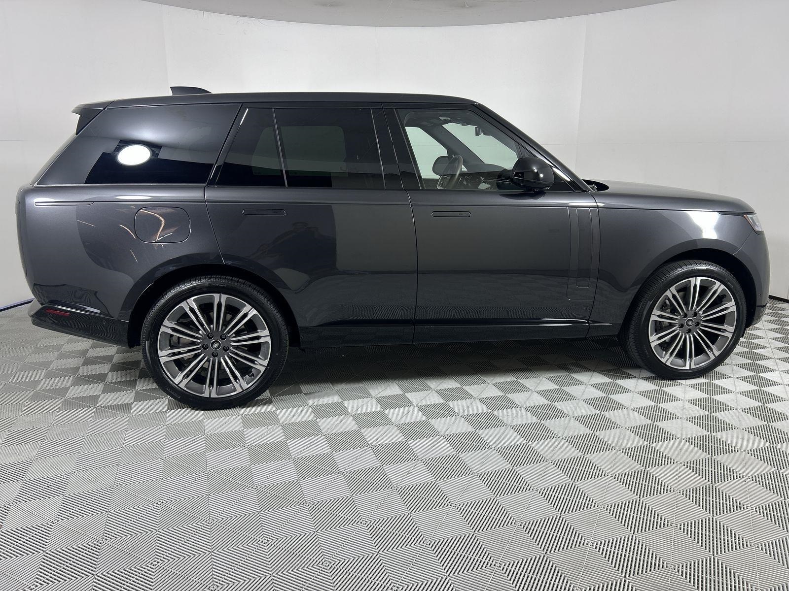 2025 Land Rover Range Rover SE photo 6