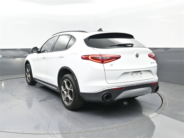 2022 Alfa Romeo Stelvio Ti photo 2