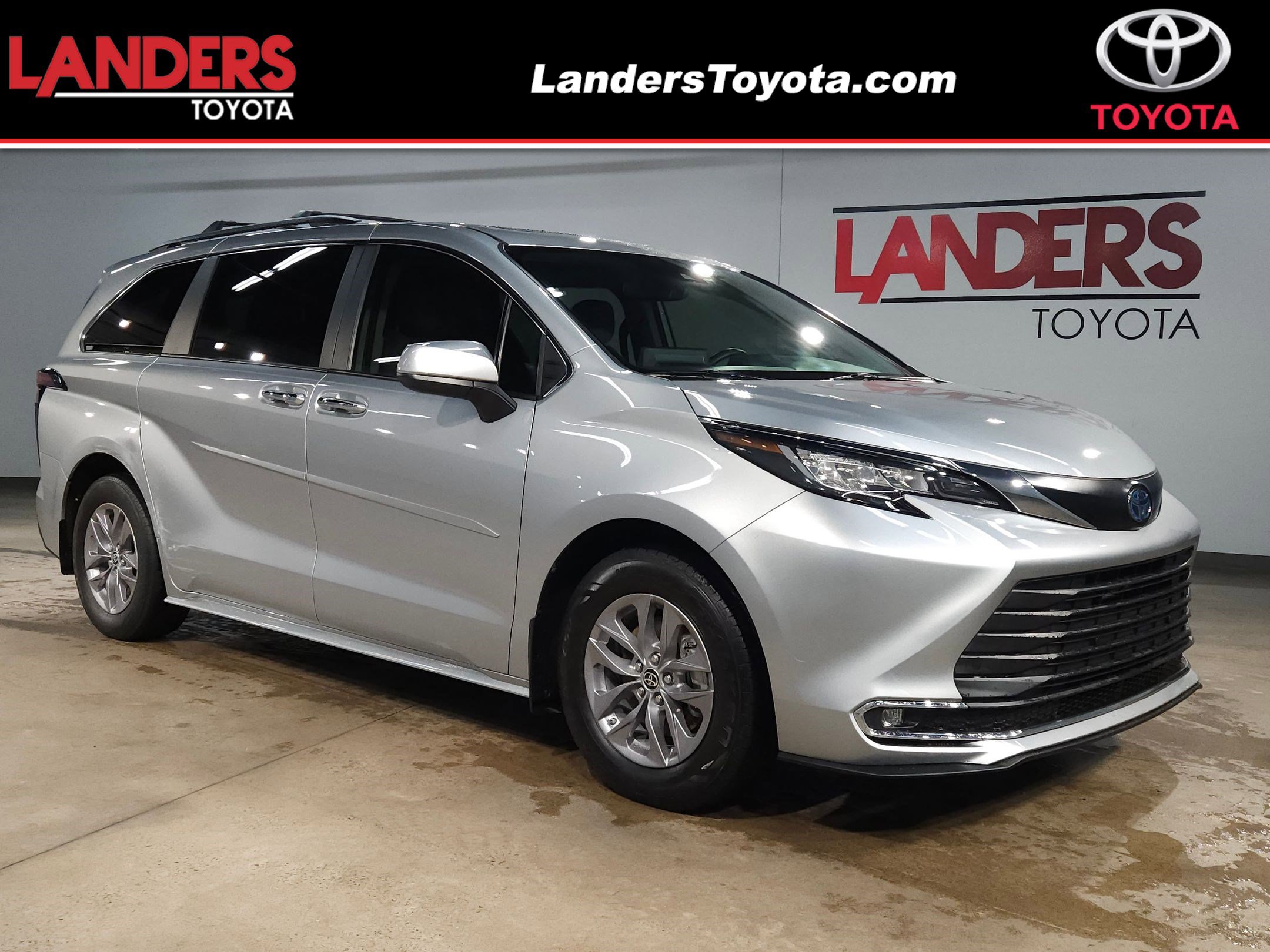 2022 Toyota Sienna XLE's photo
