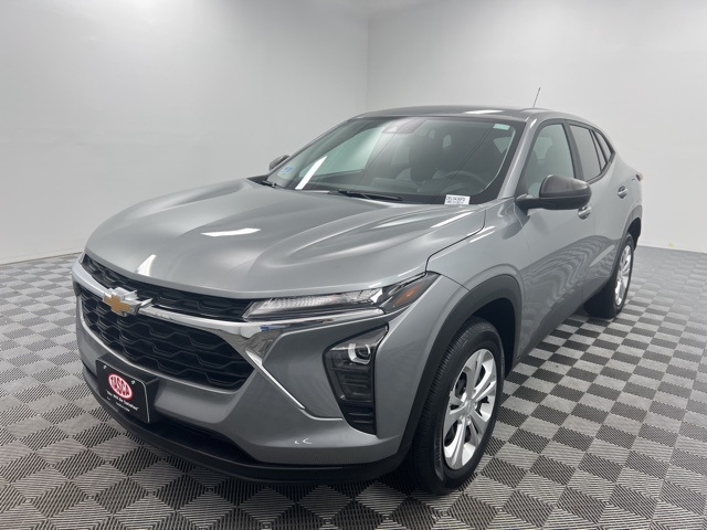2024 Chevrolet Trax LS photo 2