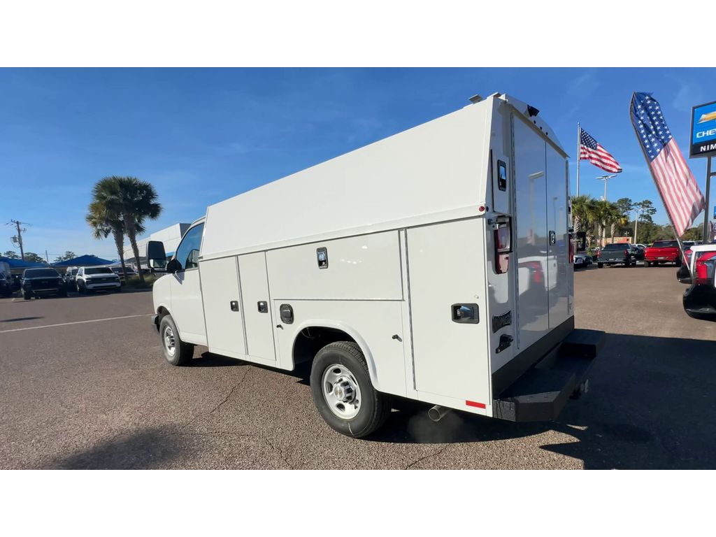 2025 Chevrolet Express Cutaway 3500 photo 3