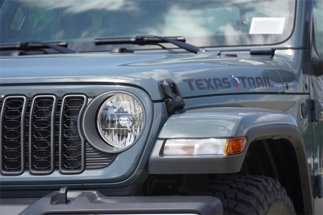 2025 Jeep Gladiator Sport Texas Trail photo 4