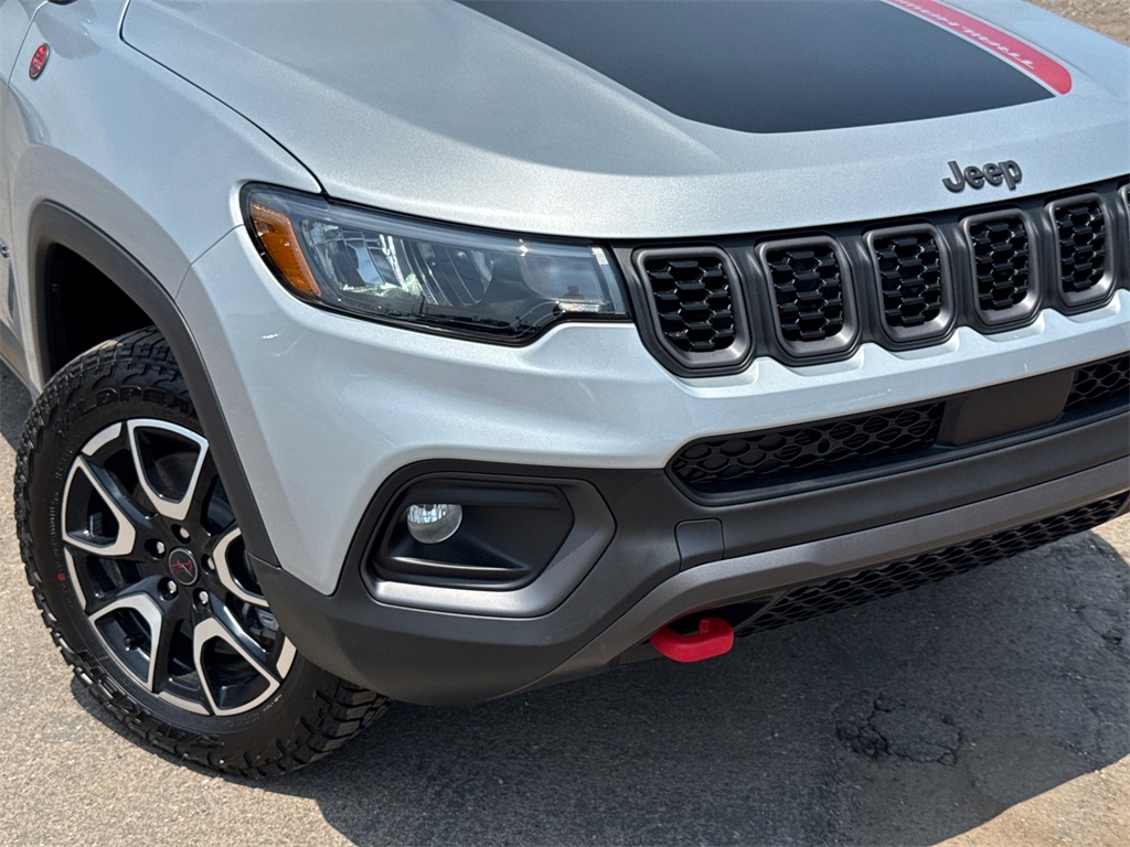 2025 Jeep Compass Trailhawk photo 2