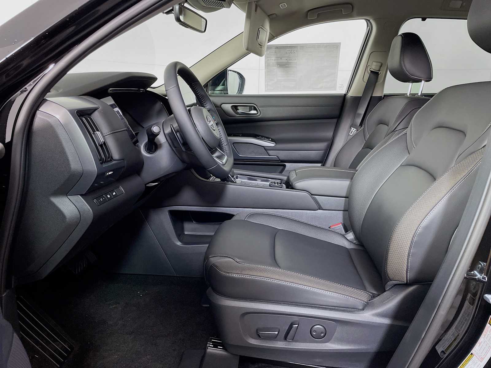 2025 Nissan Pathfinder SL photo 4