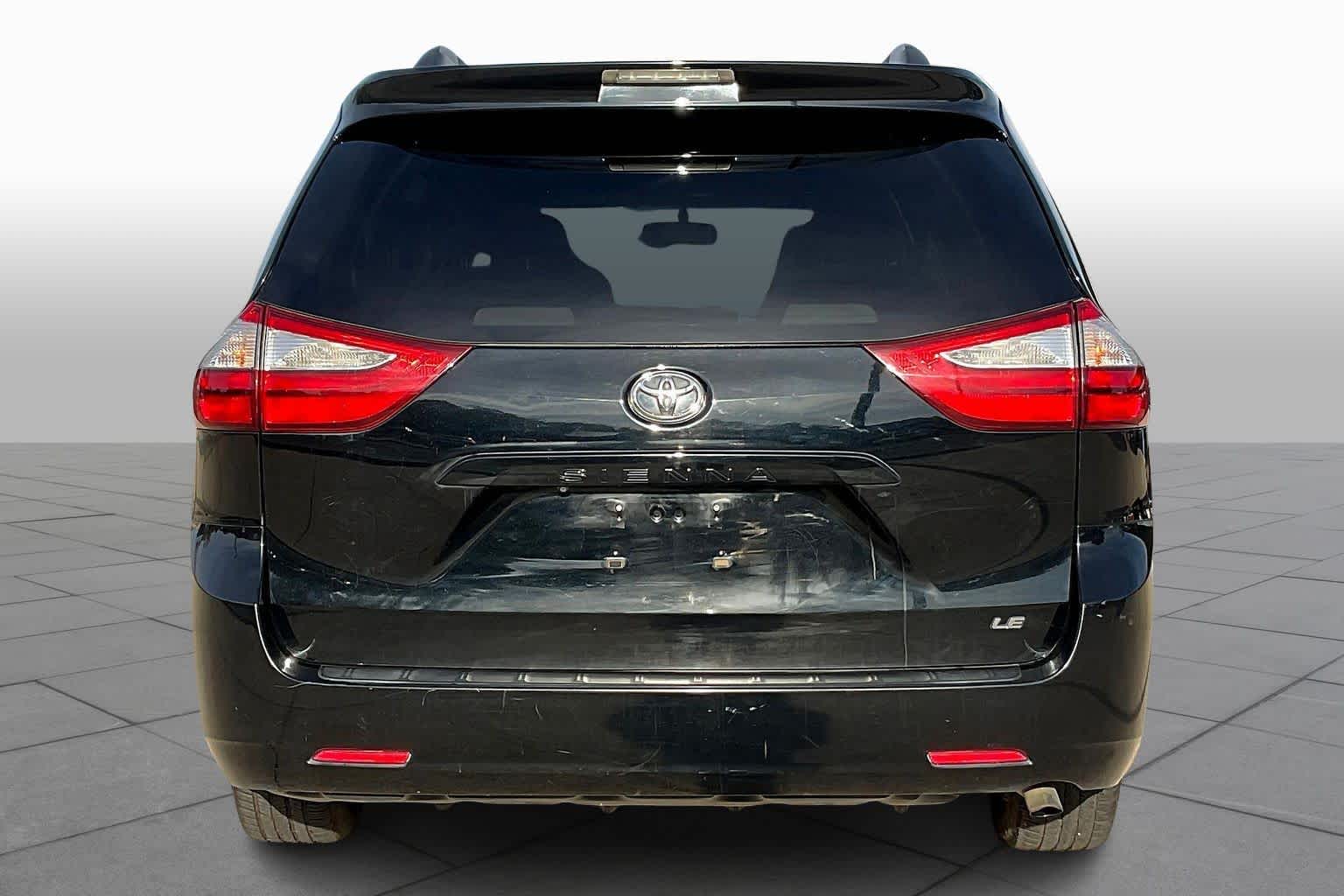 2017 Toyota Sienna LE photo 4