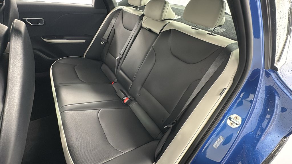 2025 Kia K4 GT-Line photo 12