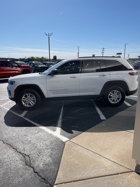 2025 Jeep Grand Cherokee Laredo photo 3