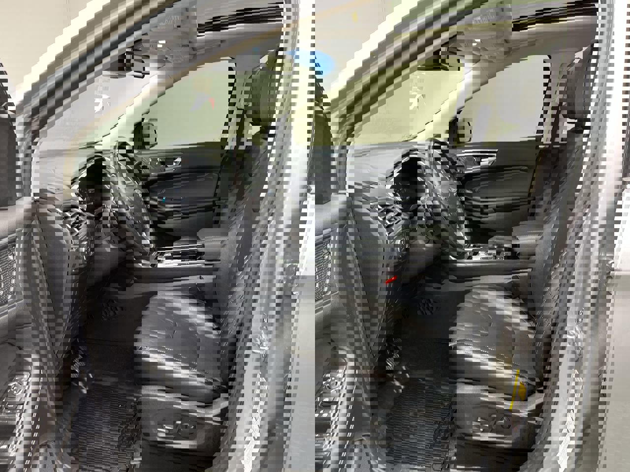 2020 Ford Edge Titanium photo 3