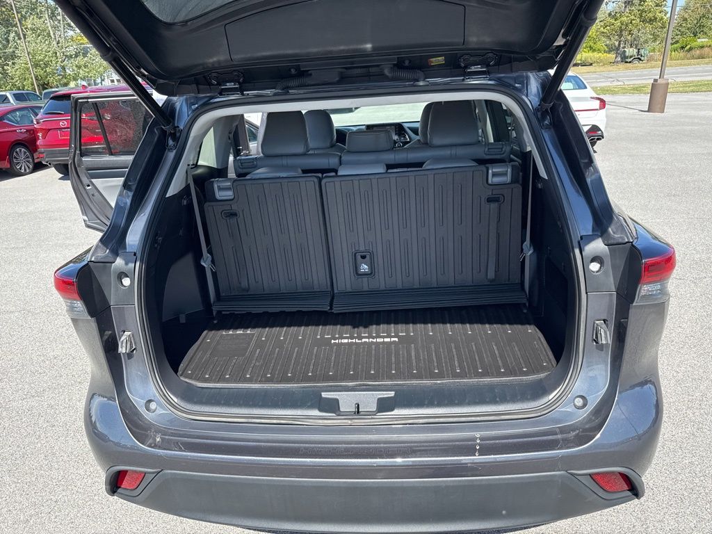 2022 Toyota Highlander XLE photo 16