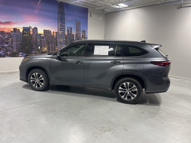 2021 Toyota Highlander XLE photo 2
