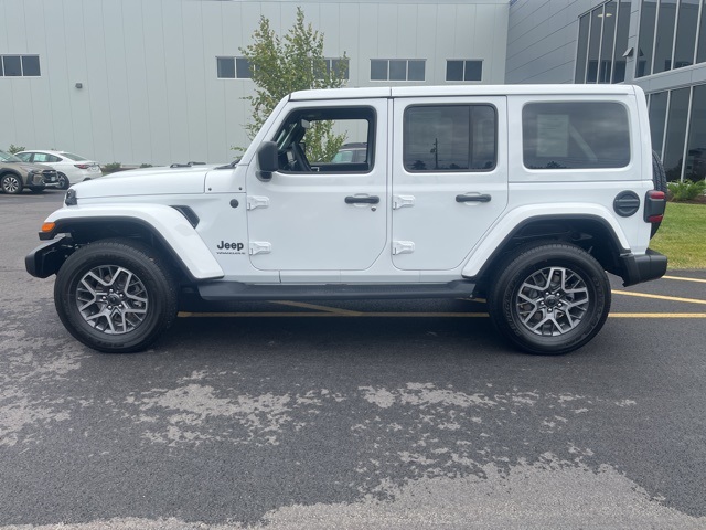 2025 Jeep Wrangler Sahara photo 2