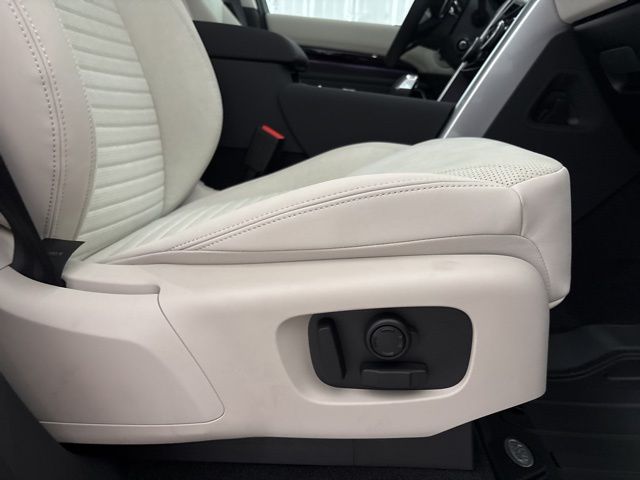 2025 Land Rover Discovery S photo 29
