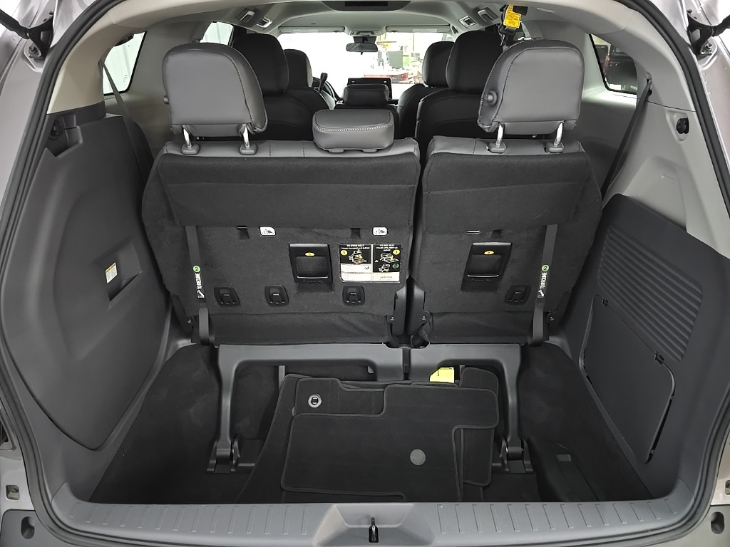 2021 Toyota Sienna LE photo 11
