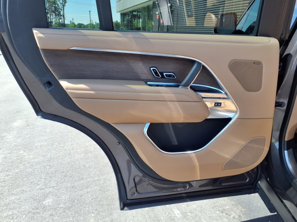 2023 Land Rover Range Rover SE photo 25